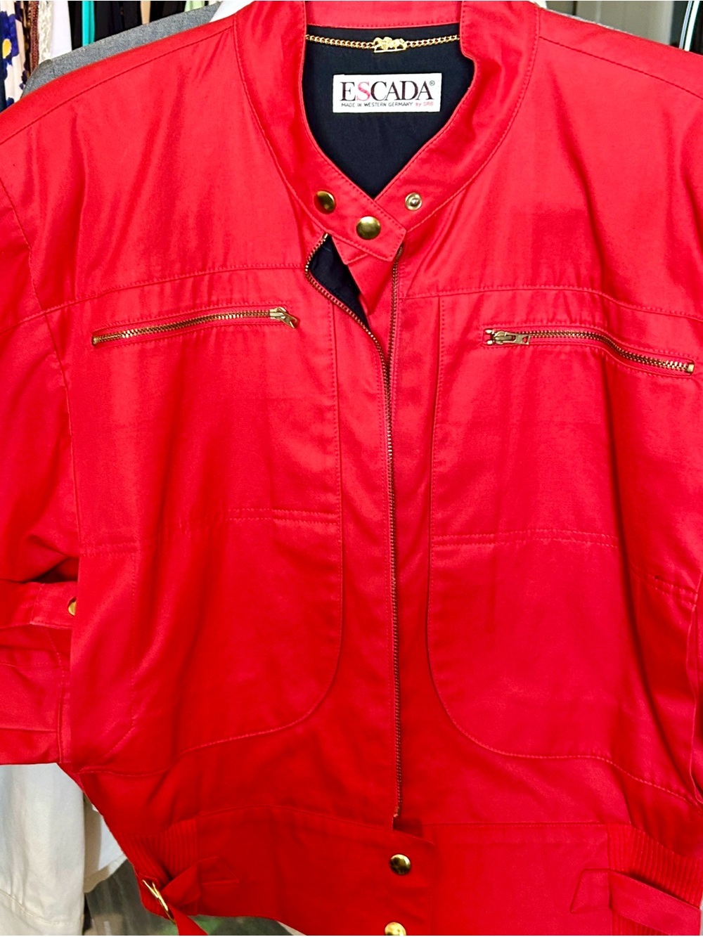 Escada Women’s tomato Red Zip-Front jacket lots of details. Rib side